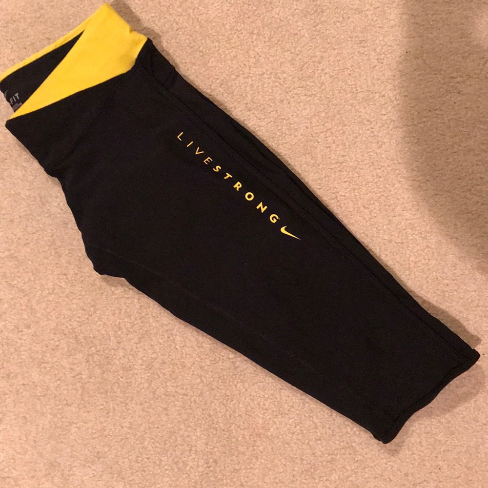 NIKE LIVESTRONG CROPPED LEGGINGS